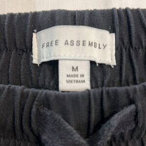 FREE ASSEMBLY extra wide leg  sweat pants size medium.   SKU CI 5